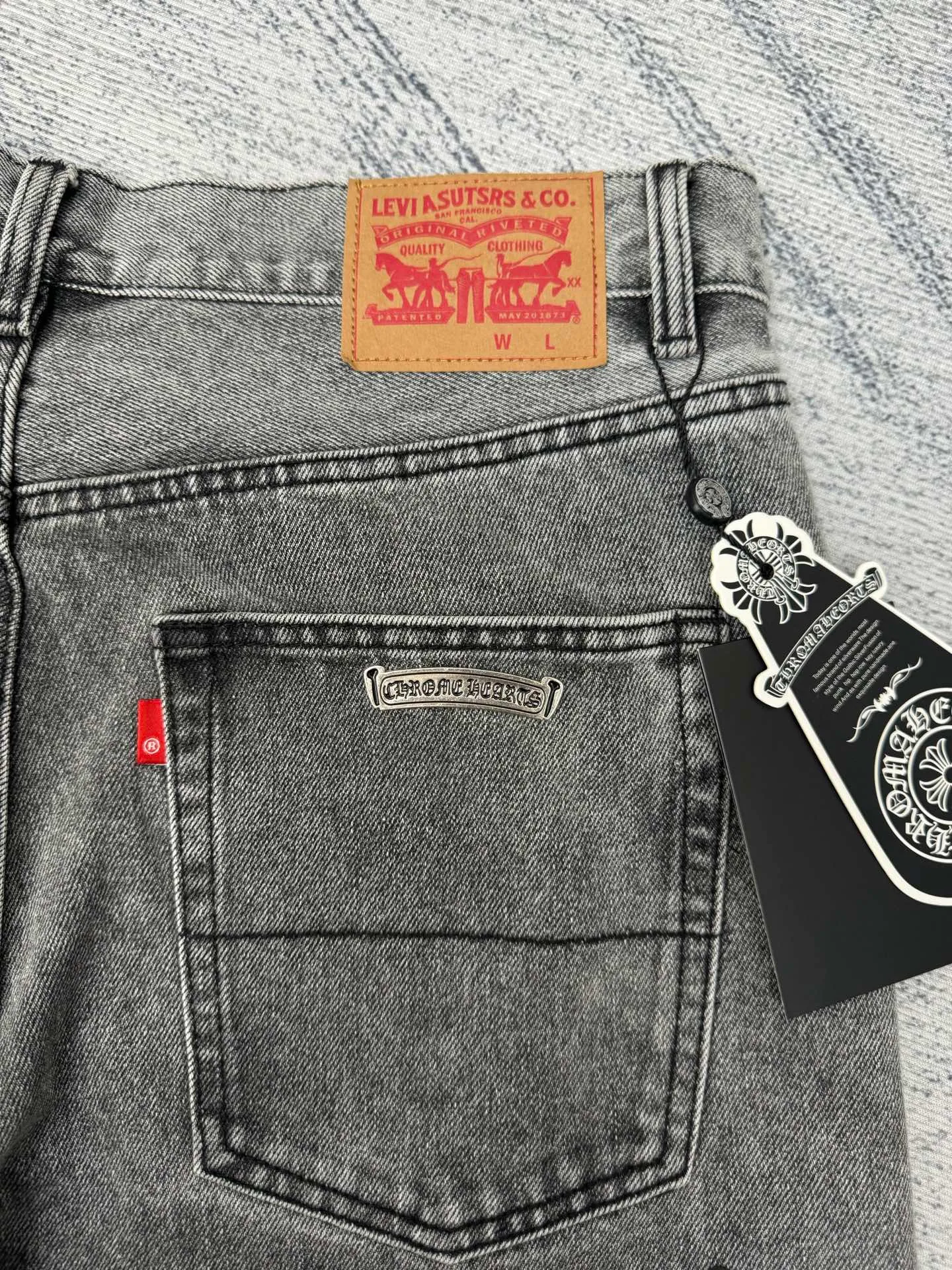 P750 Chrome Heat CH limited flame patch leather jeans Size: 30/32/34/36/38 This jeans is a store VIP limited edition (can only be purchased by store VIPs) and is not an official website model, so it is even rarer. When we got it back, we found that these pants were different from the usual 501 version. These pants were made of CH's own soleplate, not the 501 soleplate. So I can only customize the fabrics myself and rely on various relationships to get the raw material fabrics. The washing process also took dozens of attempts to finally achieve the effect we wanted. This pair of pants uses a total of 35 pieces of leather, all of which are second-layer cowhide. Therefore, whether the material is leather label or wash label, fabric or hardware, the mold needs to be re-opened and the cross must be sewn manually (in order to restore it, it can only be done manually).